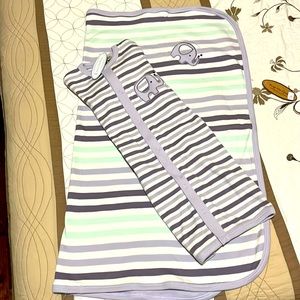 NWT Hug Me First 100% Organically Grown 2 pc set. New with Tags on both pieces